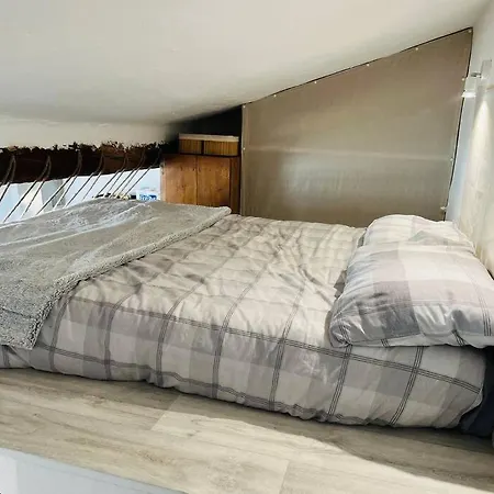 Avec Mezzanine, Canape Lit. Apartment